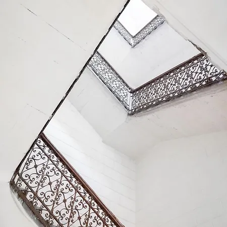 Classic Elegant With Beautiful Daylight Apartament