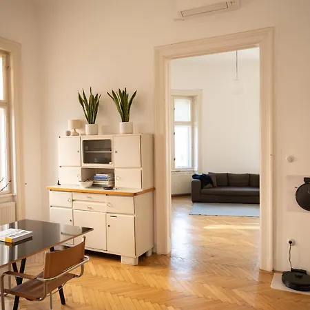Classic Elegant With Beautiful Daylight Lägenhet