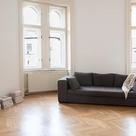 Classic Elegant With Beautiful Daylight Lägenhet
