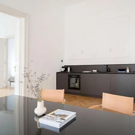 Classic Elegant With Beautiful Daylight Апартаменты *