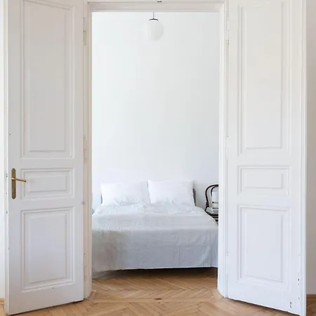 Апартаменты Classic Elegant With Beautiful Daylight *